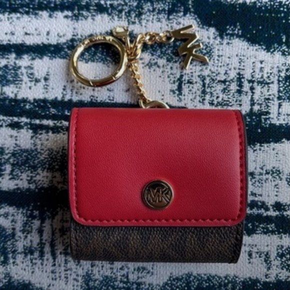 Michael Kors Jet Set Travel AirPod Case - Picture 2 of 16